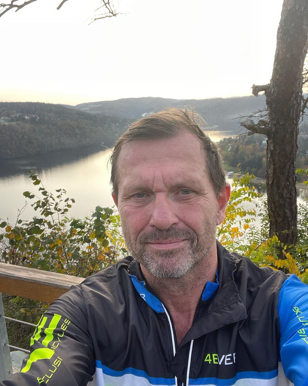 Galerie Jarom r Soukup Si D v Pauzu V Plavk ch Okouzlil Fanynky 