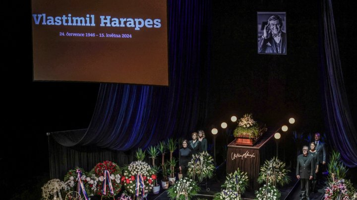 V Národním divadle se koná poslední rozloučení s Vlastimilem Harapesem. (27.5.2024)
