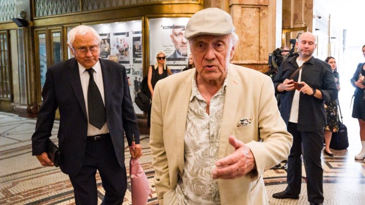 Lidé se v Divadle Bez zábradlí loučí s Karlem Heřmánkem. (7.9.2024)