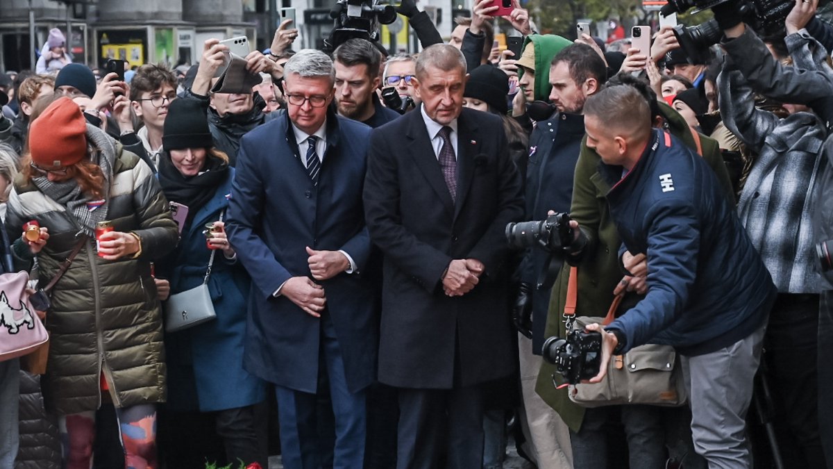Andrej Babiš si připomíná 17. listopad na Národní třídě v Praze (2024)