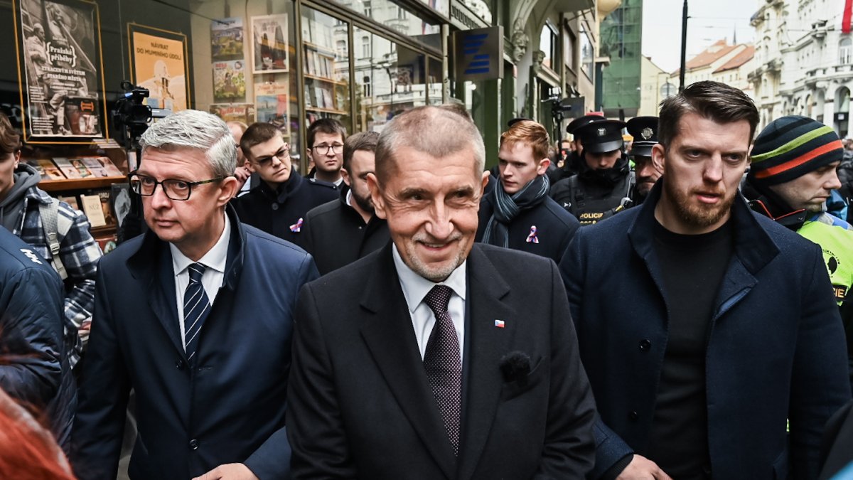 Andrej Babiš si připomíná 17. listopad na Národní třídě v Praze (2024)