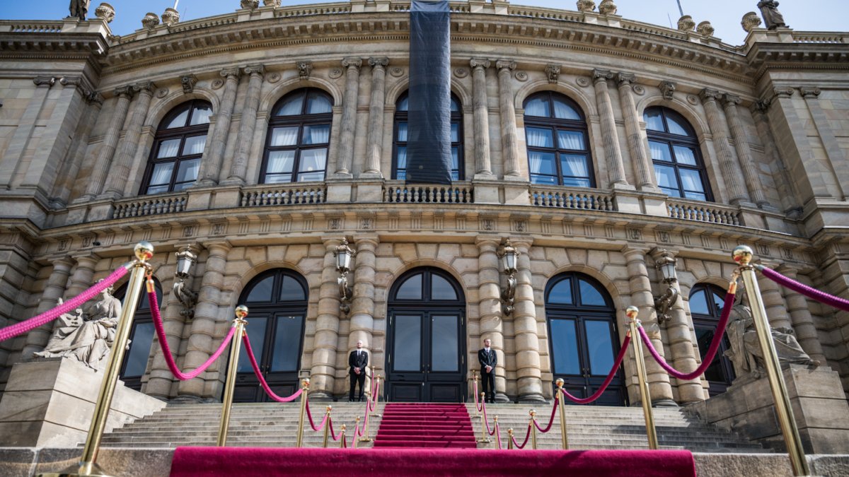 V Rudolfinu se lidé loučí s Jiřím Bartoškou. (20.5.2025)