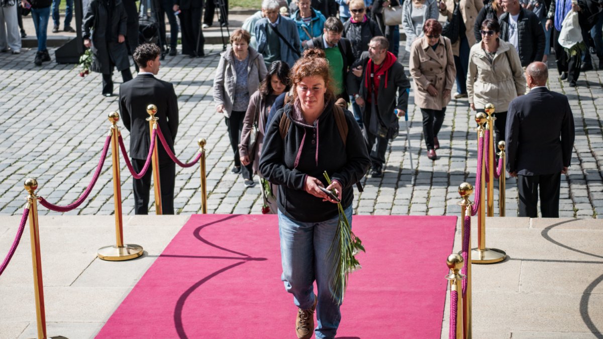 V Rudolfinu se lidé loučí s Jiřím Bartoškou. (20.5.2025)