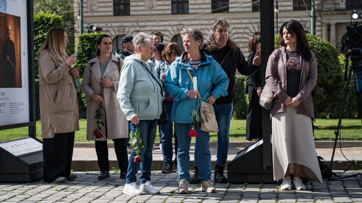 V Rudolfinu se lidé loučí s Jiřím Bartoškou. (20.5.2025)