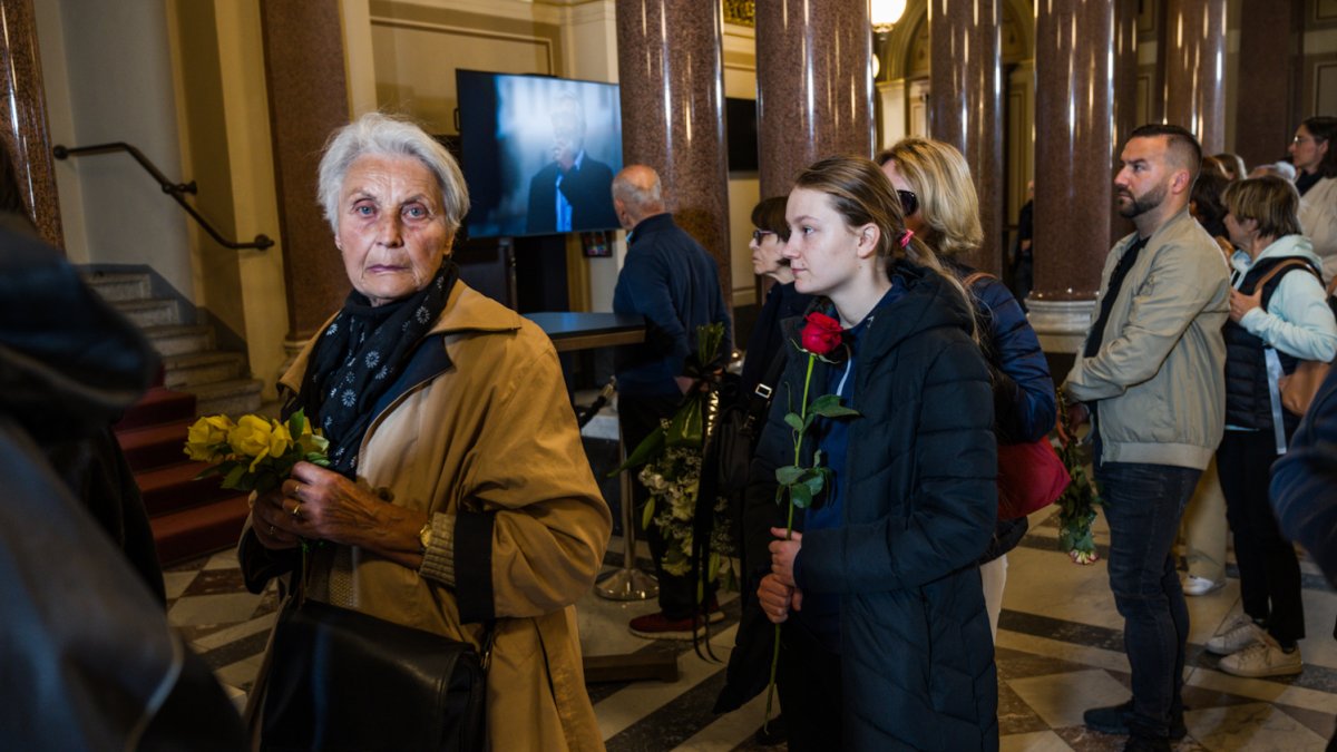 V Rudolfinu se lidé loučí s Jiřím Bartoškou. (20.5.2025)