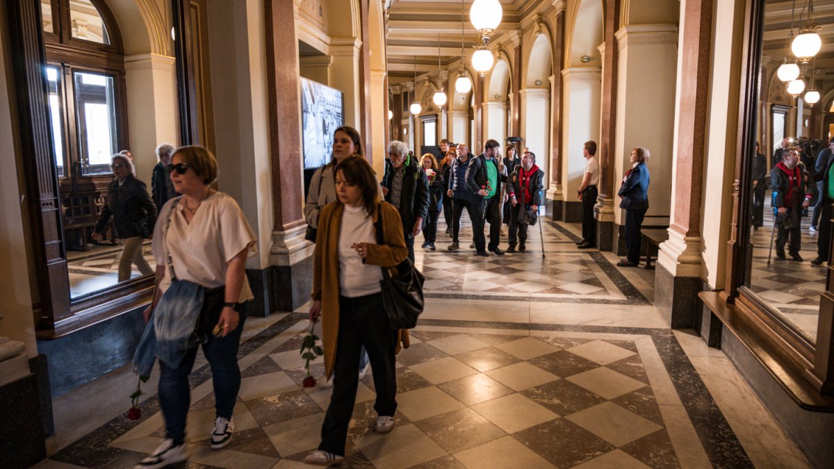 V Rudolfinu se lidé loučí s Jiřím Bartoškou. (20.5.2025)