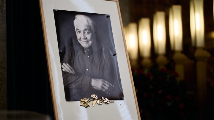 Lidé se ve Strašnicích rozloučili s Jiřím Krampolem. (8.8.2025)