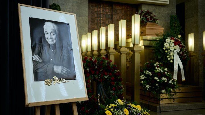 Lidé se ve Strašnicích rozloučili s Jiřím Krampolem. (8.8.2025)