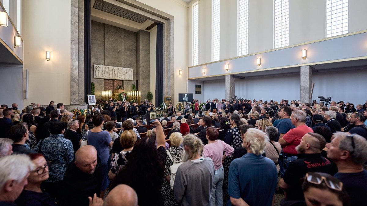 Lidé se ve Strašnicích rozloučili s Jiřím Krampolem. (8.8.2025)