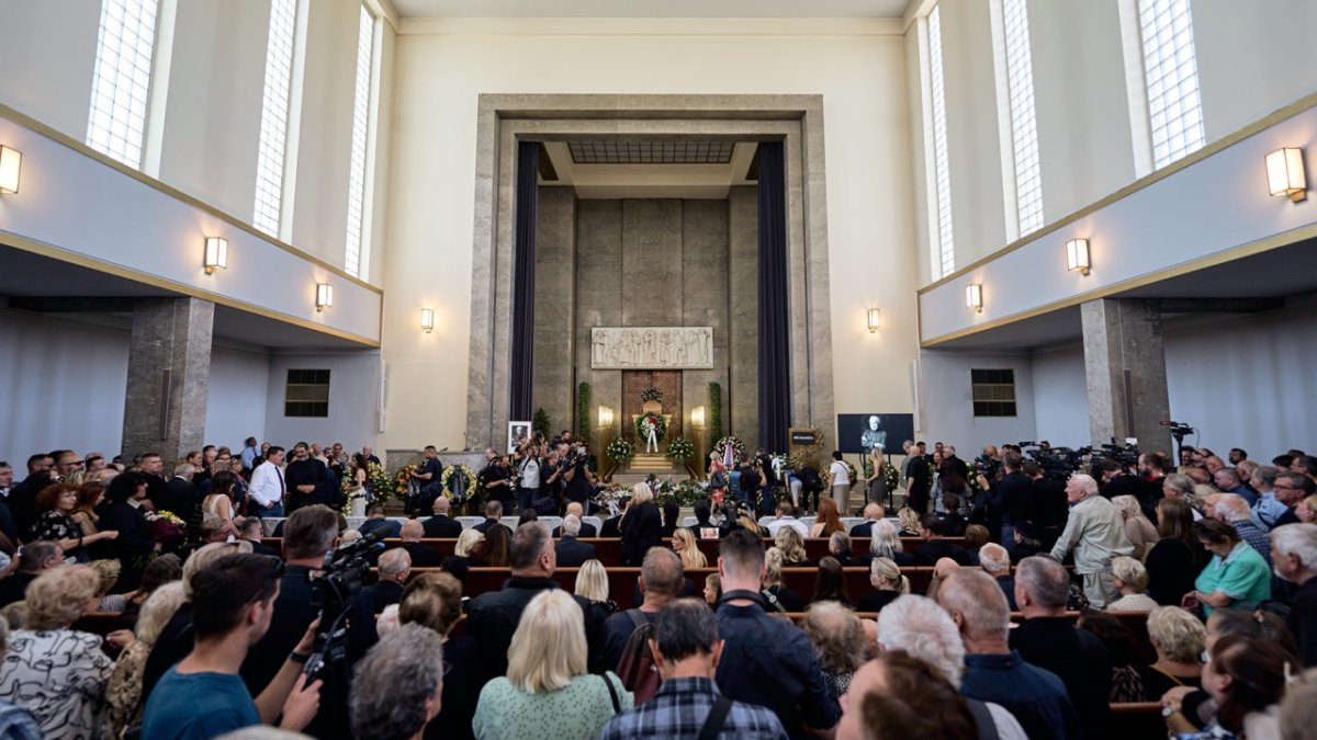 Lidé se ve Strašnicích rozloučili s Jiřím Krampolem. (8.8.2025)