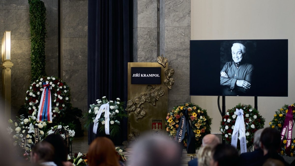 Lidé se ve Strašnicích rozloučili s Jiřím Krampolem. (8.8.2025)