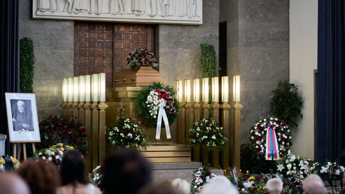 Lidé se ve Strašnicích rozloučili s Jiřím Krampolem. (8.8.2025)
