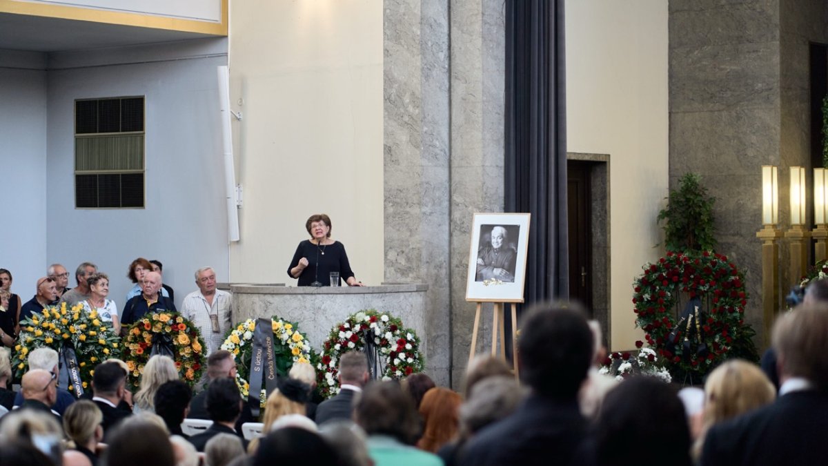 Lidé se ve Strašnicích rozloučili s Jiřím Krampolem. (8.8.2025)