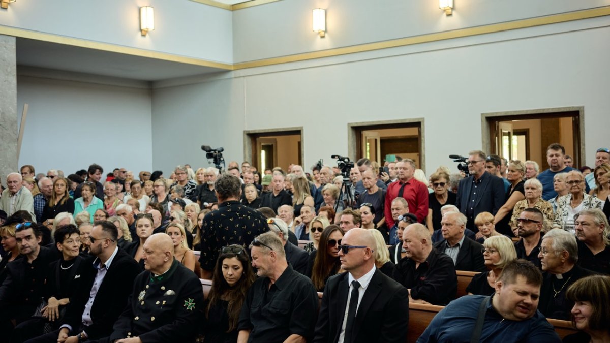 Lidé se ve Strašnicích rozloučili s Jiřím Krampolem. (8.8.2025)
