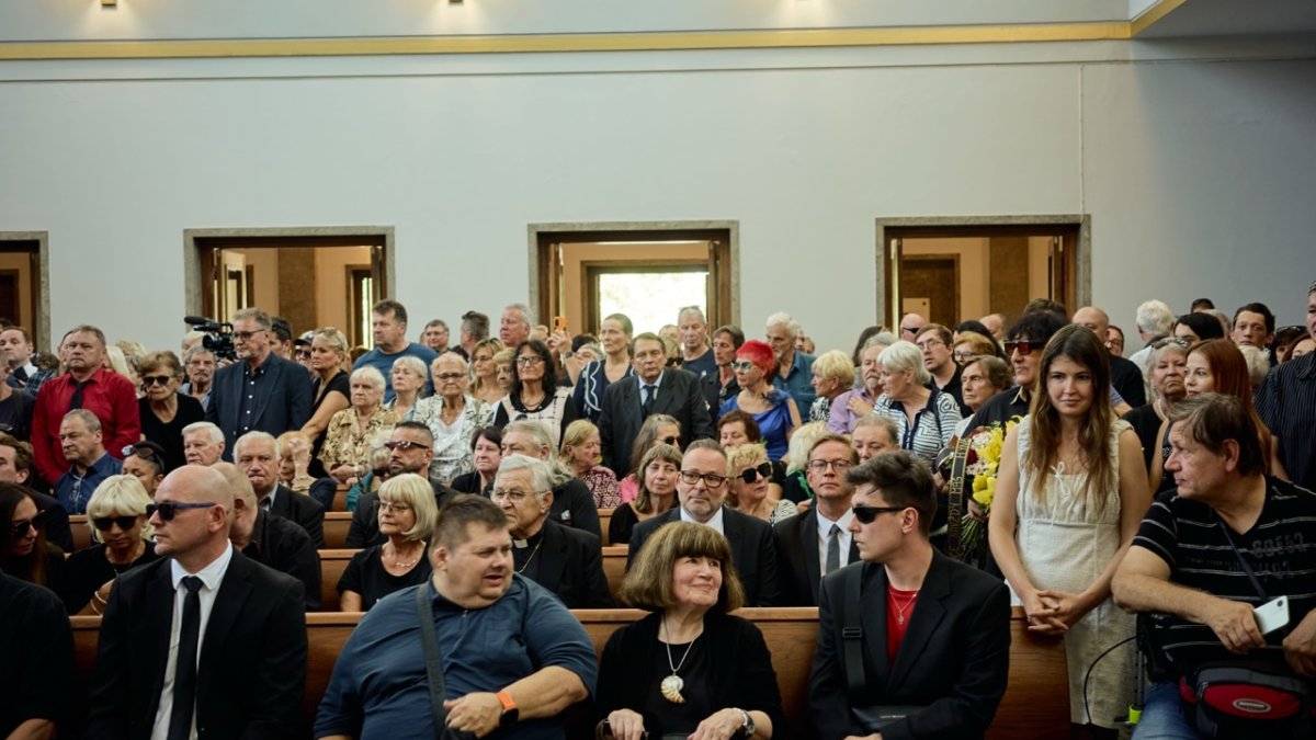 Lidé se ve Strašnicích rozloučili s Jiřím Krampolem. (8.8.2025)