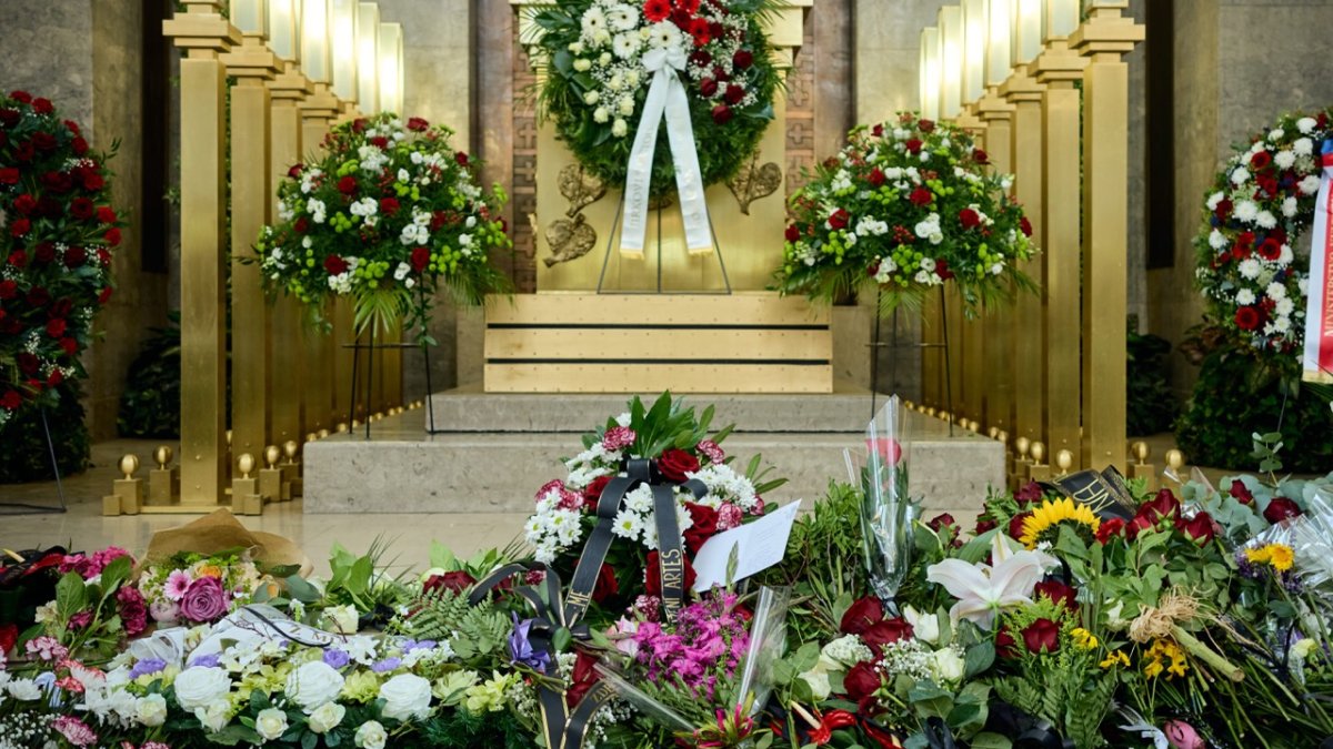 Lidé se ve Strašnicích rozloučili s Jiřím Krampolem. (8.8.2025)