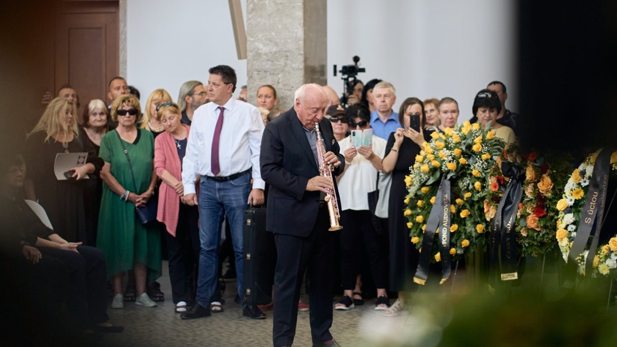 Lidé se ve Strašnicích rozloučili s Jiřím Krampolem. (8.8.2025)