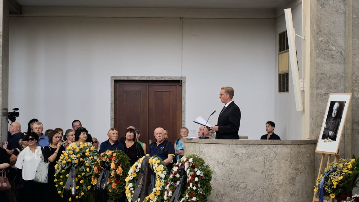 Lidé se ve Strašnicích rozloučili s Jiřím Krampolem. (8.8.2025)