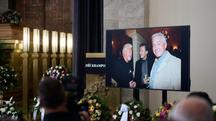 Lidé se ve Strašnicích rozloučili s Jiřím Krampolem. (8.8.2025)
