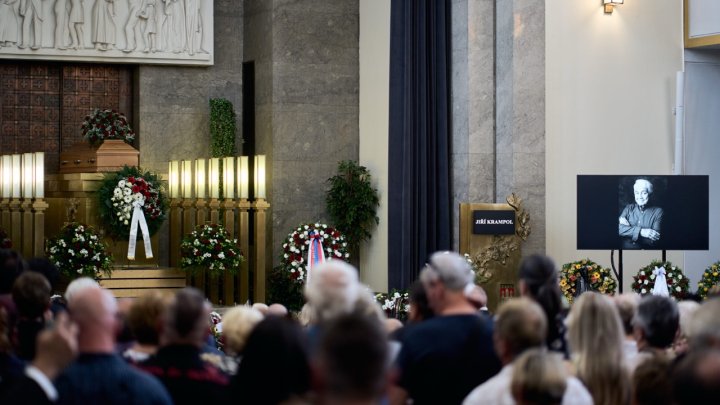 Lidé se ve Strašnicích rozloučili s Jiřím Krampolem. (8.8.2025)