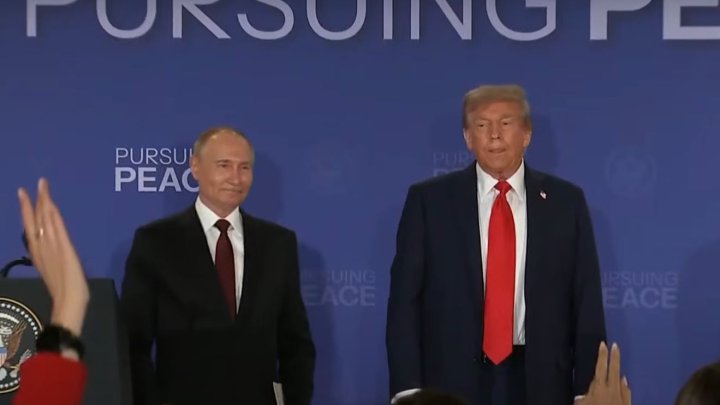 Vladimir Putin a Donald Trump uspořádali po summitu na Aljašce tiskovou konferenci