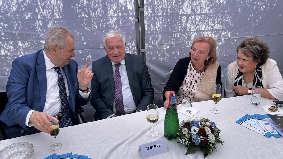 Miloš Zeman, Václav Klaus, Livia Klausová a Jiřina Bohdalová se setkali na slovenském velvyslanectví.