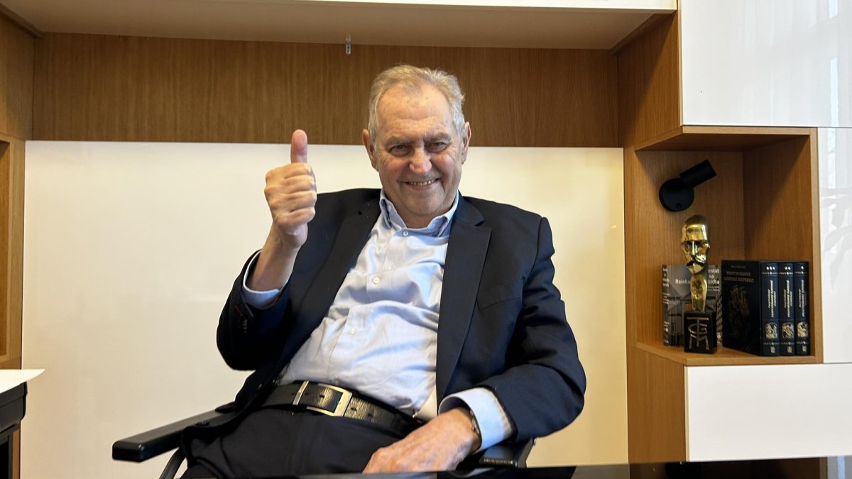 Miloš Zeman se vrátil do kanceláře. 