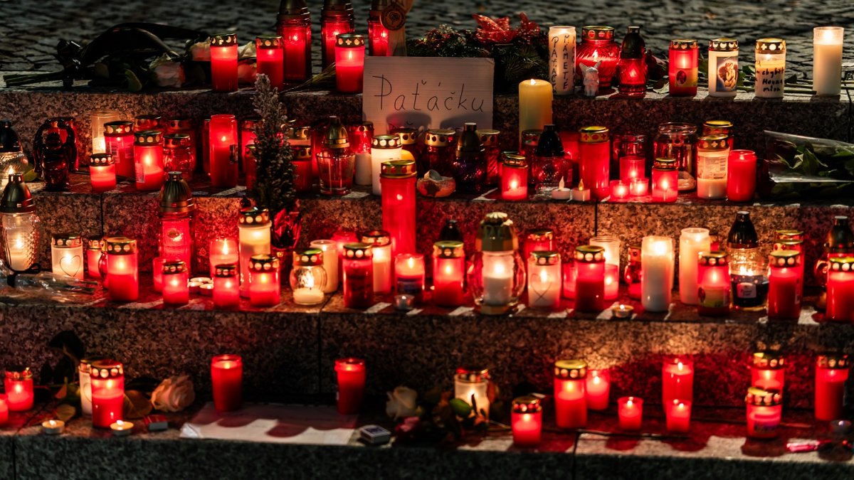 Pietní místo pro Patrika Hezuckého před budovou Evropy 2