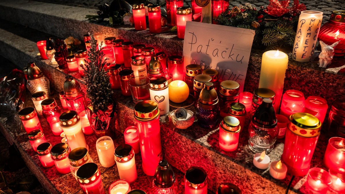 Pietní místo pro Patrika Hezuckého před budovou Evropy 2