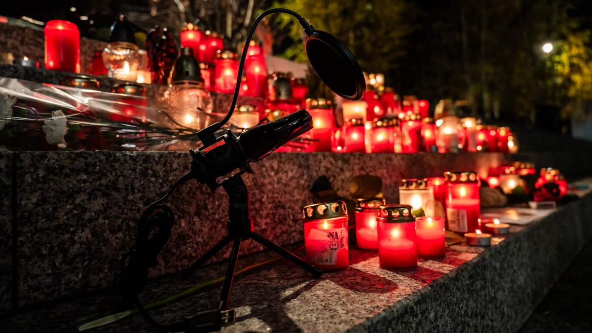 Pietní místo pro Patrika Hezuckého před budovou Evropy 2