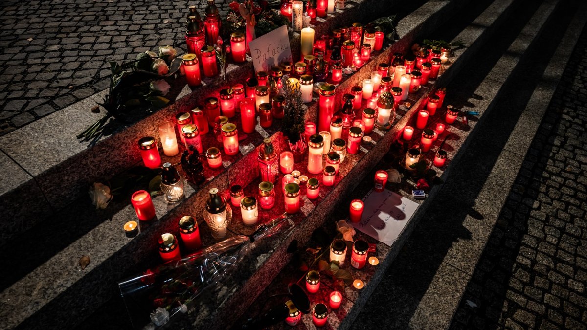 Pietní místo pro Patrika Hezuckého před budovou Evropy 2