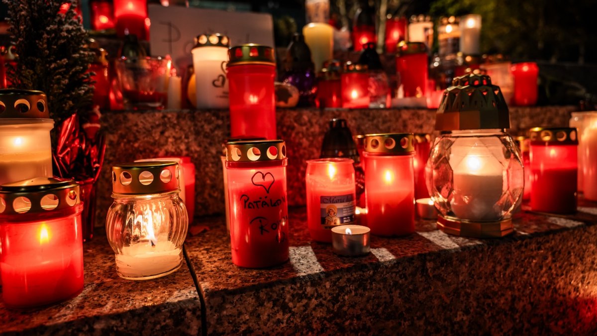 Pietní místo pro Patrika Hezuckého před budovou Evropy 2