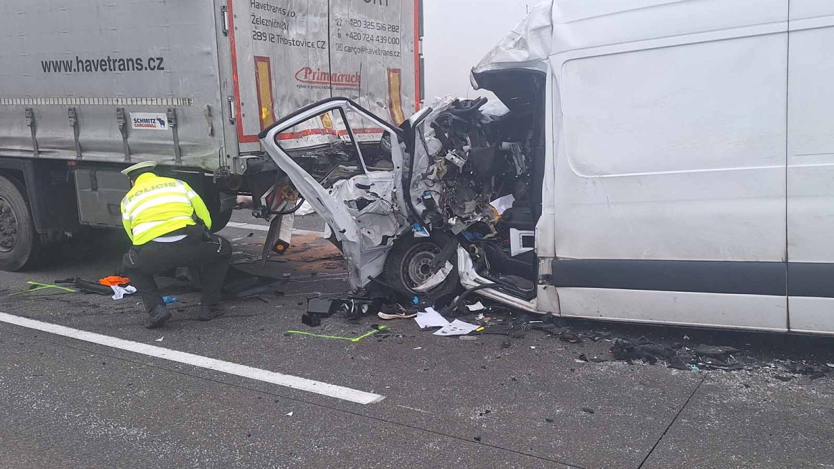 Úterní nehodu na D2 nepřežil známý slovenský zpěvák. (9.11.2025)