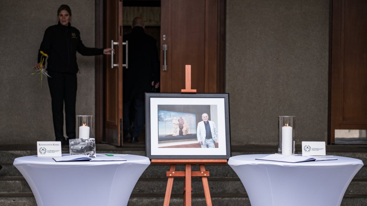 Lidé se rozloučili s kostýmním výtvarníkem Theodorem Pištěkem. (12.12.2025)