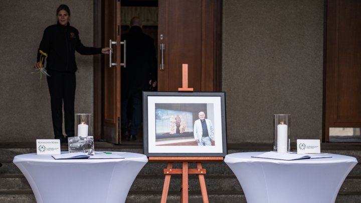 Lidé se rozloučili s kostýmním výtvarníkem Theodorem Pištěkem. (12.12.2025)