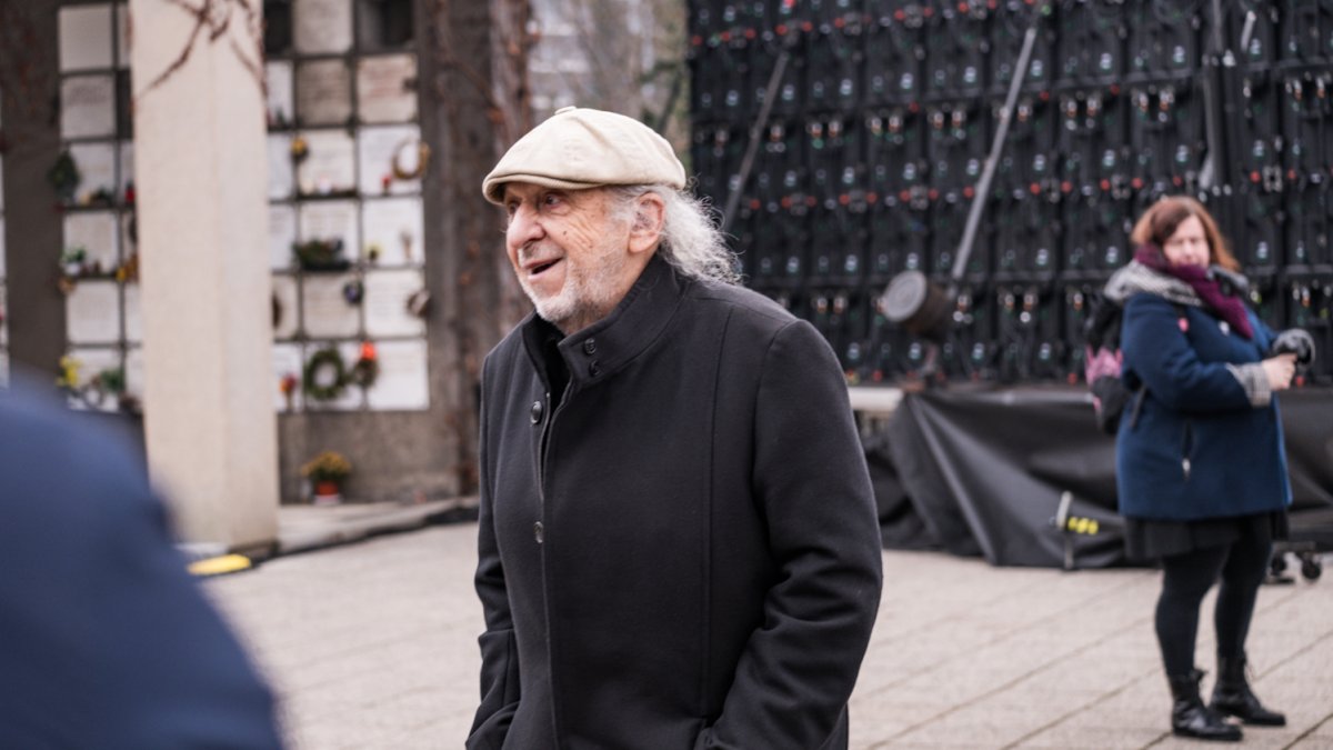 Lidé se rozloučili s kostýmním výtvarníkem Theodorem Pištěkem. (12.12.2025)