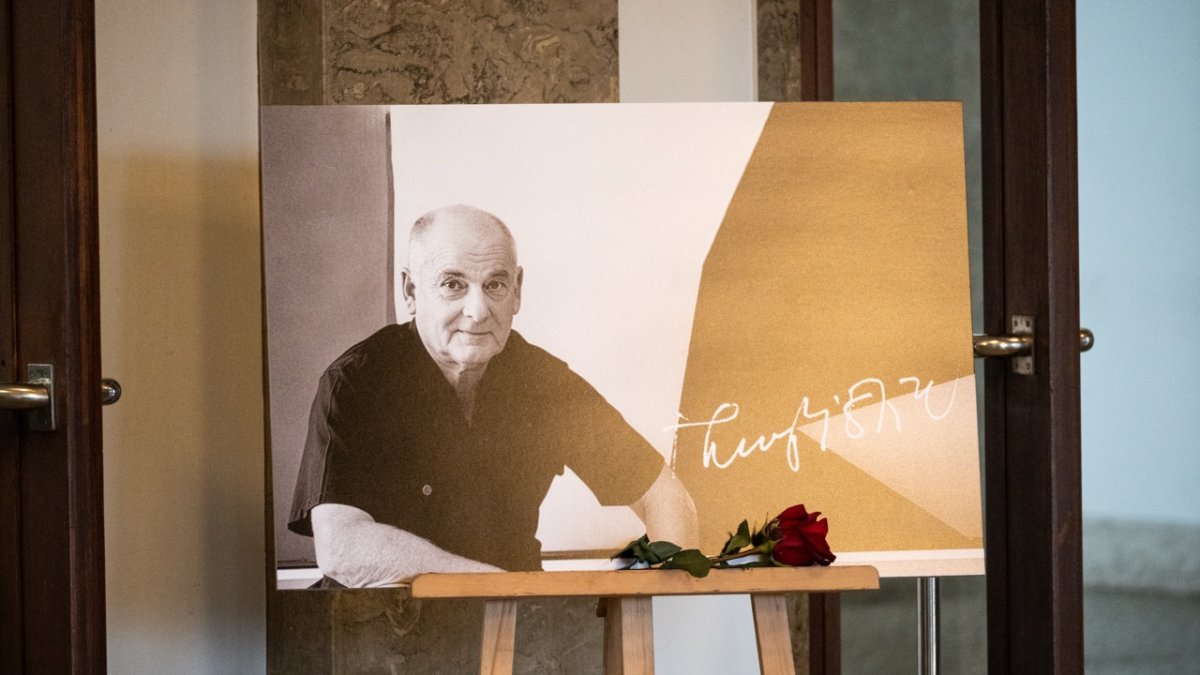 Lidé se rozloučili s kostýmním výtvarníkem Theodorem Pištěkem. (12.12.2025)