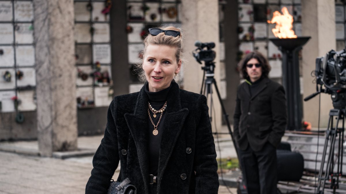 Lidé se rozloučili s kostýmním výtvarníkem Theodorem Pištěkem. (12.12.2025)