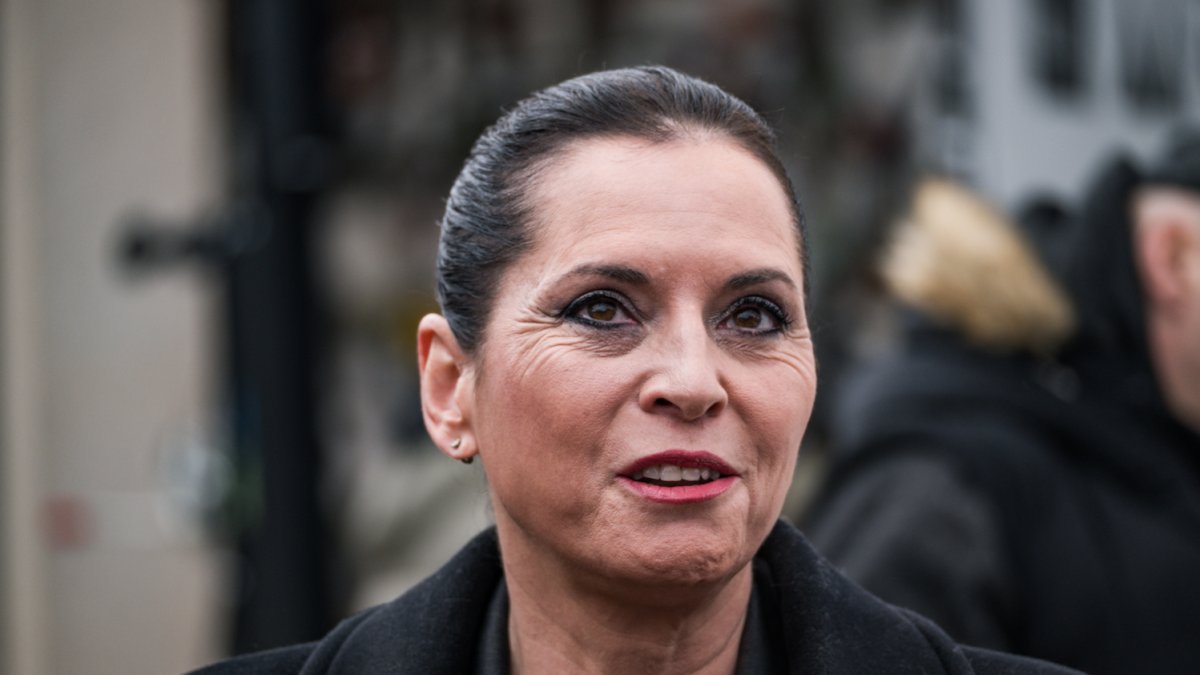 Lidé se rozloučili s kostýmním výtvarníkem Theodorem Pištěkem. (12.12.2025)