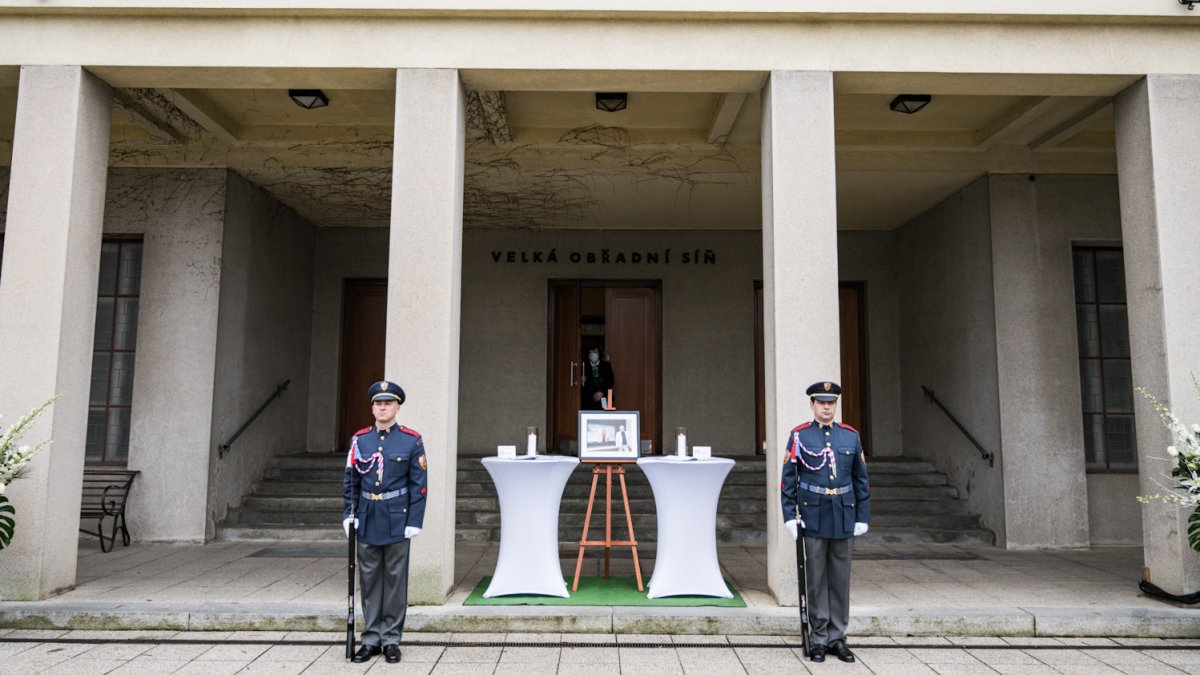 Lidé se rozloučili s kostýmním výtvarníkem Theodorem Pištěkem. (12.12.2025)