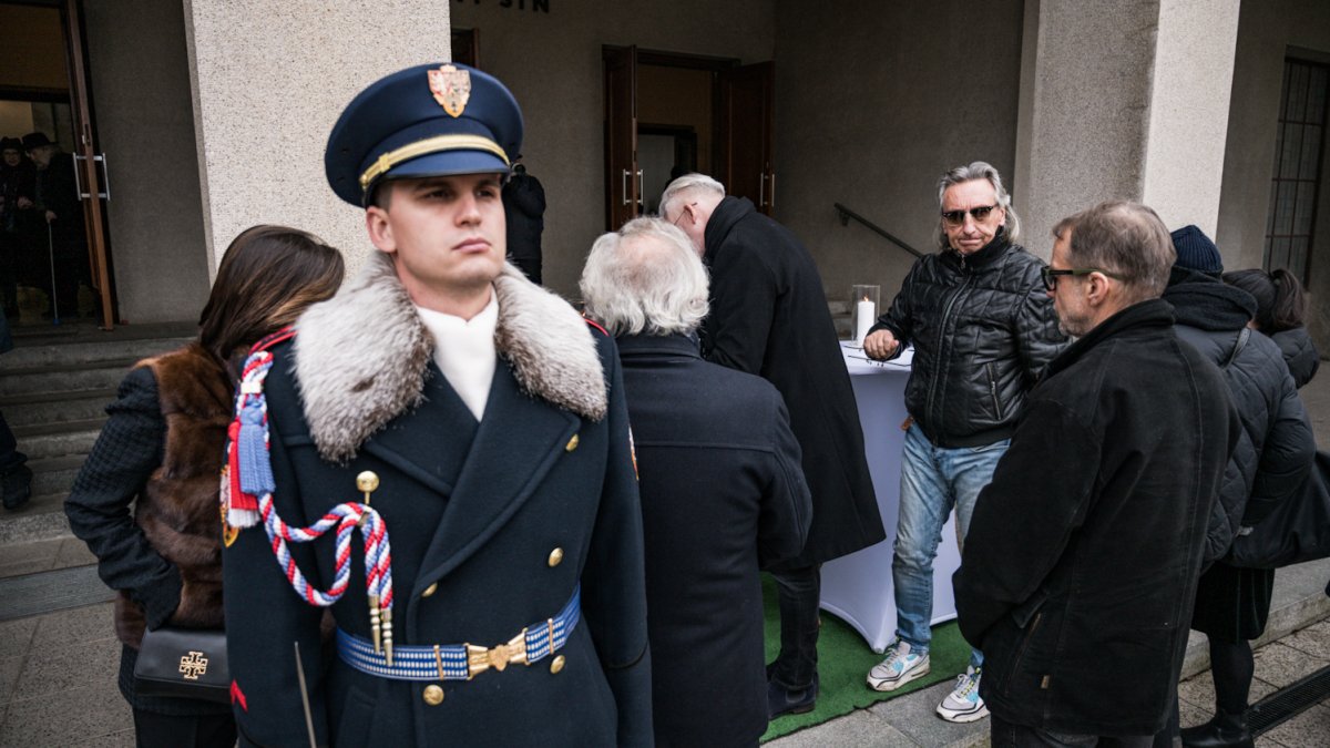 Lidé se rozloučili s kostýmním výtvarníkem Theodorem Pištěkem. (12.12.2025)