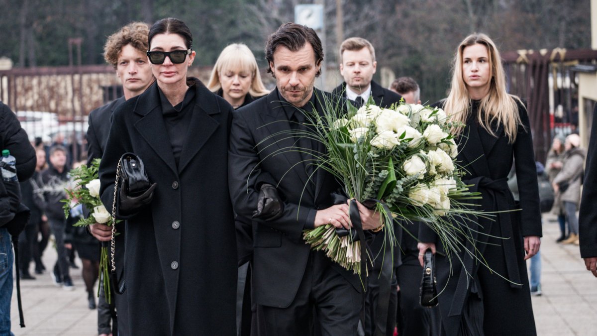 Blízcí a přátelé se rozloučili s moderátorem Patrikem Hezuckým. (12.12.2025)