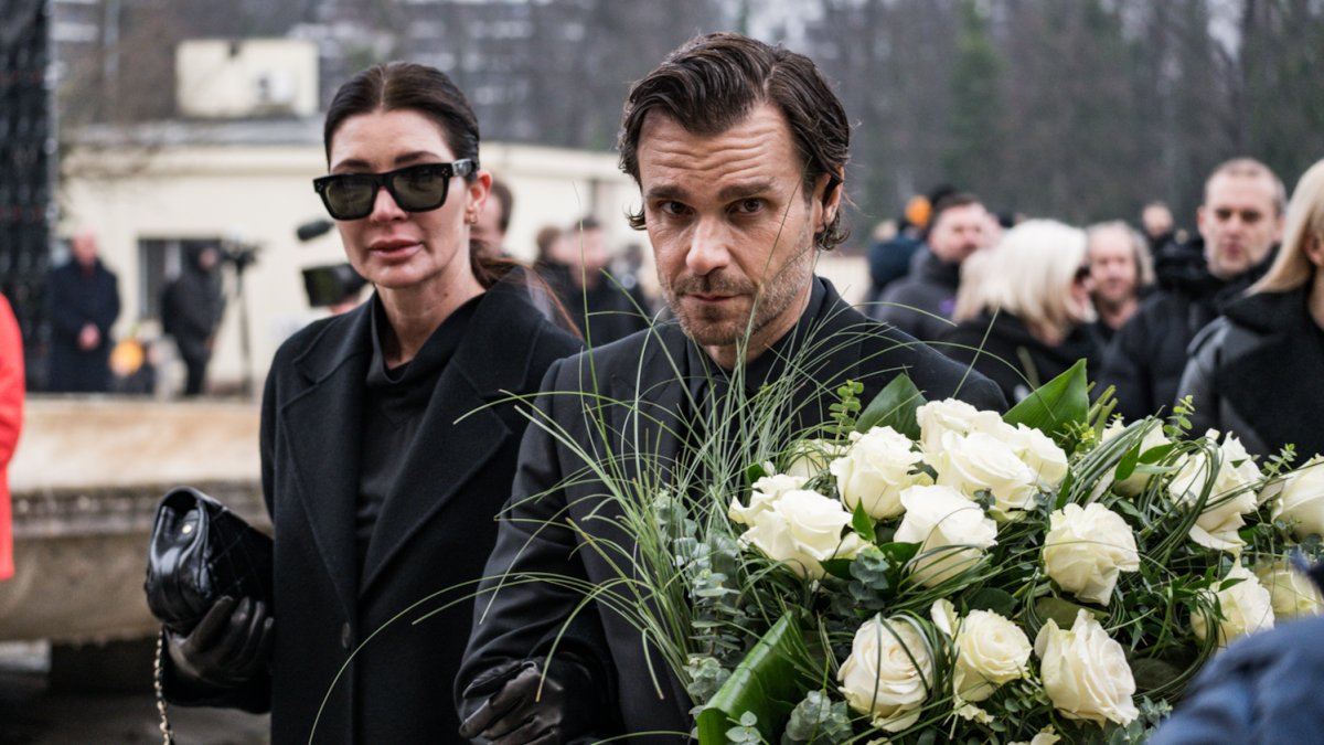 Blízcí a přátelé se rozloučili s moderátorem Patrikem Hezuckým. (12.12.2025)