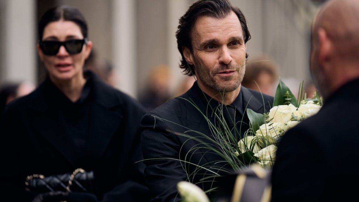 Blízcí a přátelé se rozloučili s moderátorem Patrikem Hezuckým. (12.12.2025)