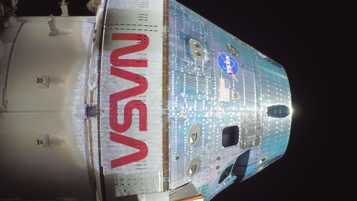 Posádka lodi Artemis II poslala na Zemi první snímky z vesmíru