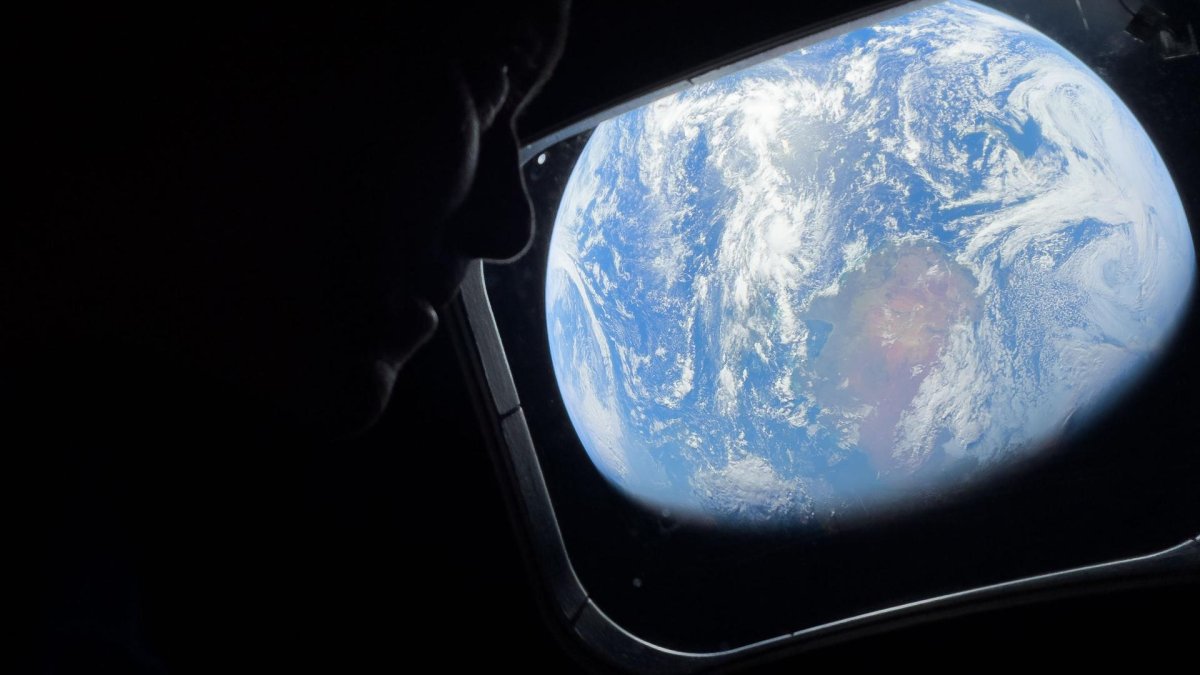 Posádka lodi Artemis II poslala na Zemi první snímky z vesmíru