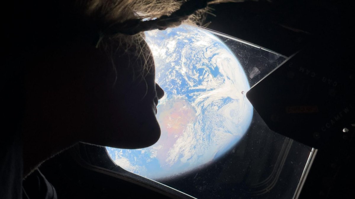 Posádka lodi Artemis II poslala na Zemi první snímky z vesmíru