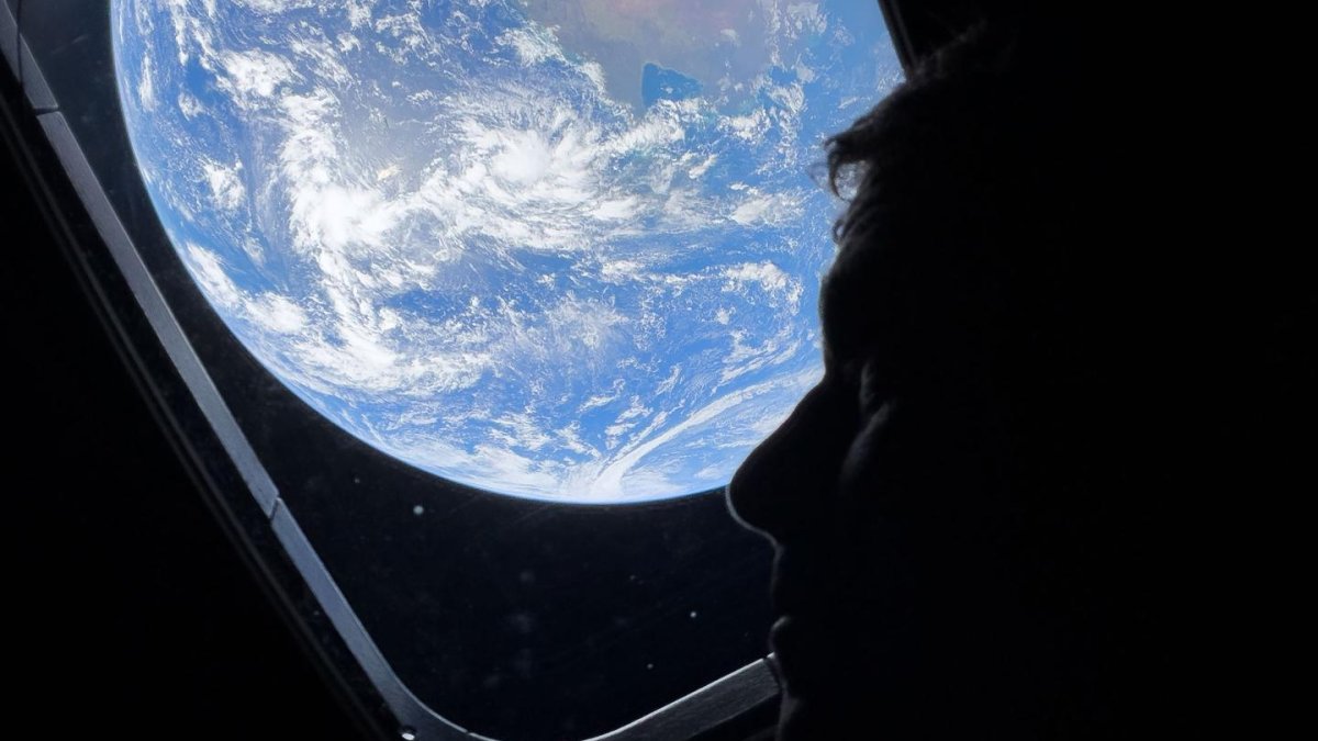 Posádka lodi Artemis II poslala na Zemi první snímky z vesmíru