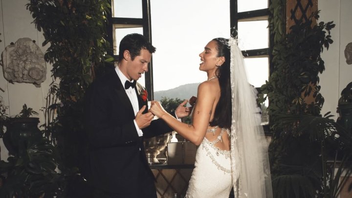 Dua Lipa zveřejnila fotky ze svatby