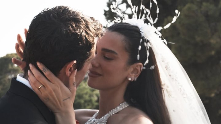 Dua Lipa zveřejnila fotky ze svatby